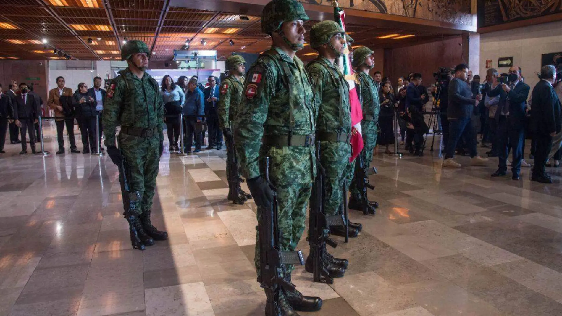 Santiago Creel choca con diputados de Morena por escolta militar armada en San Lázaro